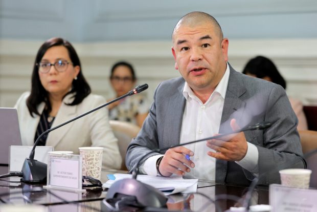 superintendente de Salud, Víctor Torres, durante sesión de la Comisión de Salud del Senado