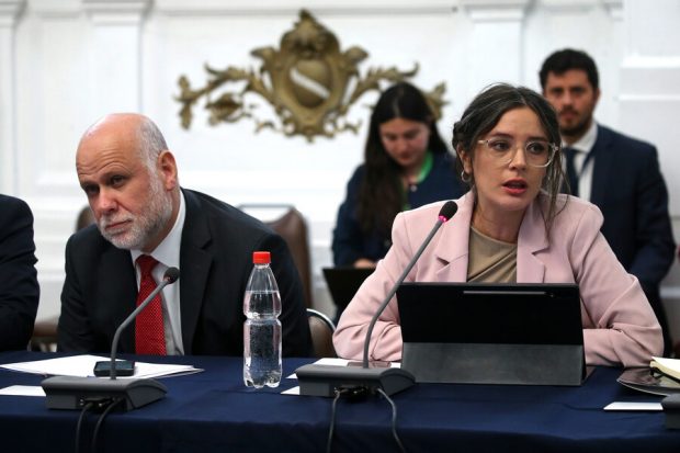 La ministra Camila Vallejo, junto al ministro Álvaro Elizalde en la CEI del caso Monsalve.