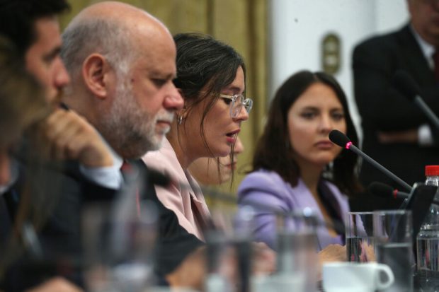 La ministra Camila Vallejo, junto al ministro Álvaro Elizalde en la CEI del caso Monsalve.