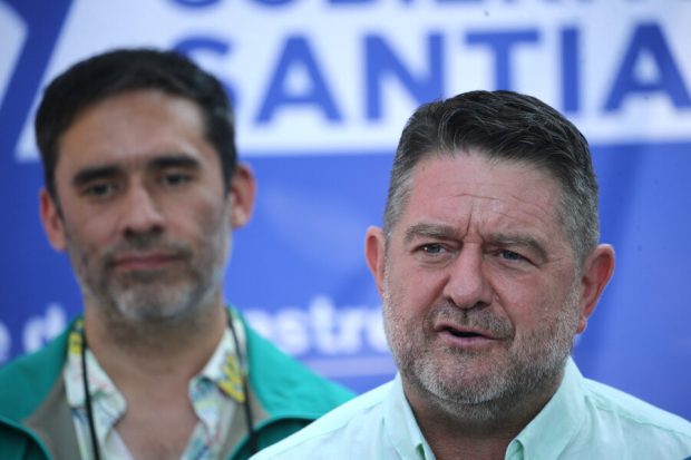 El Gobernador de Santiago, Claudio Orrego, junto al director de Parquemet, Carlos Ponce, entregan información y recomendaciones frente a las olas de calor que se pronostican para este verano. Foto: Agencia Aton