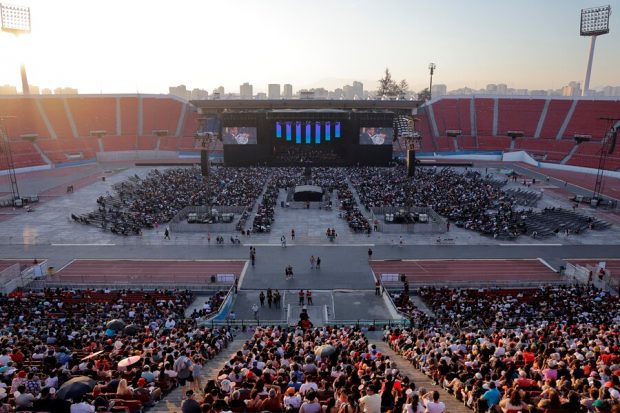 Más de 35 mil personas que repletaron el Estadio Nacional para ser parte de Oda a la Fraternidad, concierto sinfónico más grande del país, protagonizado este sábado 21 de diciembre por la Orquesta Sinfónica Nacional de Chile y el Coro Sinfónico Universidad de Chile. Foto: Aton