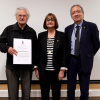 Eduardo Carrasco Pirard recibe el diploma de Profesor Emérito de manos de la rectora Rosa Devés en una emotiva ceremonia realizada en la Facultad de Filosofía y Humanidades. Foto: Felipe PoGa.