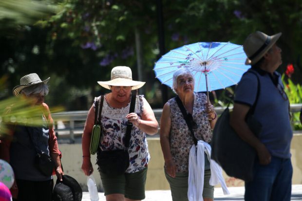 Santiaguinas capean las altas temperaturas en el Parque Quinta Normal. Foto: Aton Chile