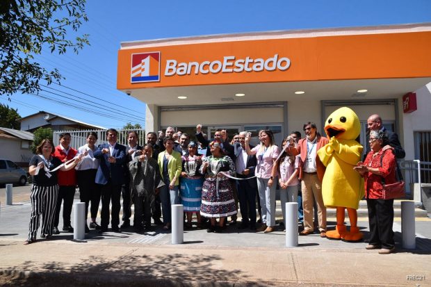 Autoridades regionales y de Gobiernos, en compañia de la comunidad de Ercilla en la inauguración un Banco Estado en la comuna.