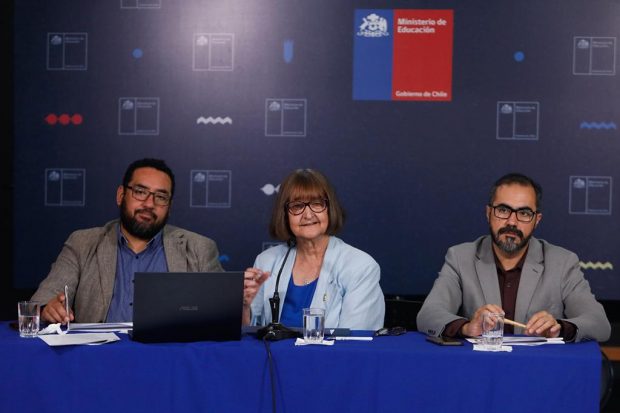 Ministro de Educación, Nicolás Cataldo; Rectora de la Universidad de Chile, Rosa Devés, y el subsecretario de Educación Superior, Victor Orellana, sentadas uno al lado de otro en una mesa