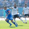 El jugador de Universidad de Chile, Marcelo Diaz, disputa el balón contra Arturo Vidal de Colo Colo durante el partido de primera división disputado en el estadio Nacional en Santiago, Chile