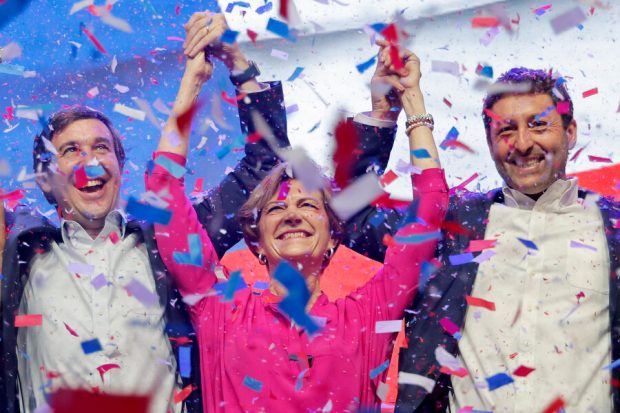 Evelyn Matthei junto al presidente de la UDI, Guillermo Ramírez y el secretario general de la colectividad, Juan Antonio Coloma.