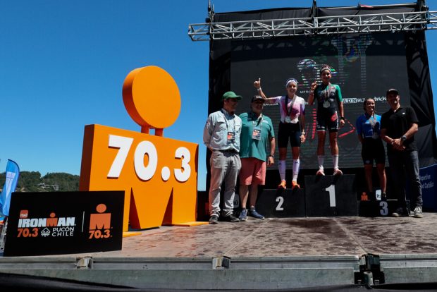 Ganadoras Ironman 70.3 de Pucón 2025 en el podio.