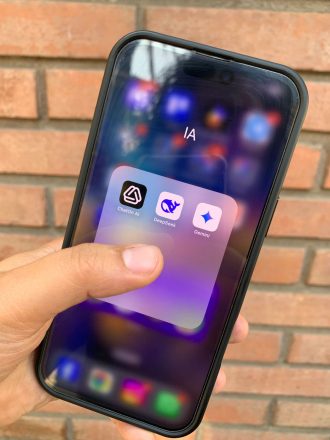 Carpeta en un teléfono movil con las aplicaciones Open IA, Deepseek y Gemini.