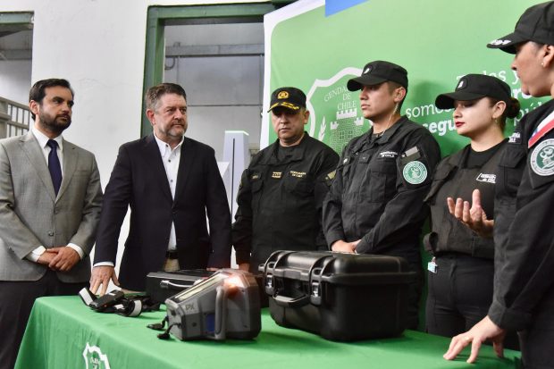 El ministro Jaime Gajardo y el gobernador Claudio Orrego durante la entrega de equipamiento.