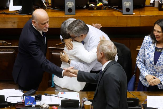 Ministra Jeannette Jara y ministro Mario Marcel celebran aprobación de la reforma de pensiones en el Senado. 