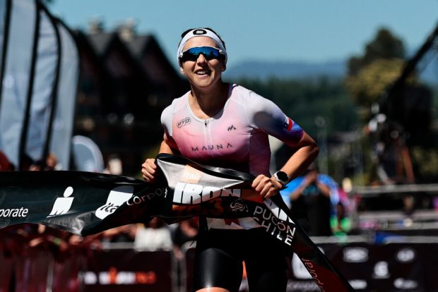 La triatleta nacional, Macarena Salazar, celebra tras ganar el segundo lugar del Ironman 70.3 de Pucón.