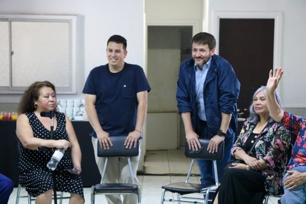 Alcalde de Puente Alto, Matías Toledo, y el ministro de Energía, Diego Pardow, junto a adultas mayores.