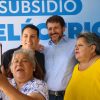 Alcalde de Puente Alto, Matías Toledo, y el ministro de Energía, Diego Pardow, junto a adultas mayores.