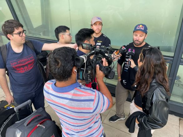 Francisco "Chaleco" López llega al aeropuerto en compañía de Juan Pablo Latrach. 