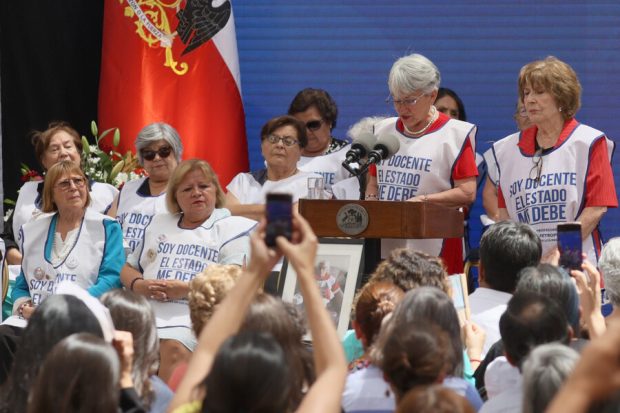 Mujeres docentes en la promulgación de la ley que da solución a la Deuda Histórica. 