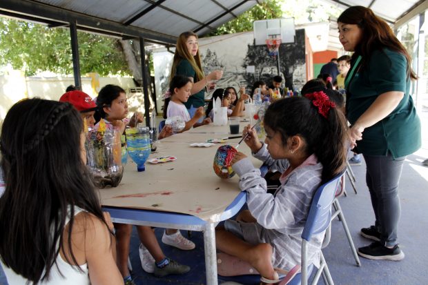 Niños pintando.