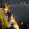 Presidente Gabriel Boric mientras baja las escaleras del avión presidencial.