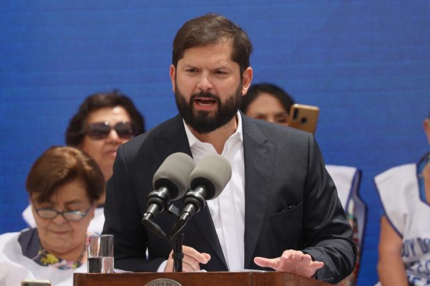 Presidente Gabriel Boric dando un discurso durante la promulgación de la ley que da solución a la Deuda Histórica Docente