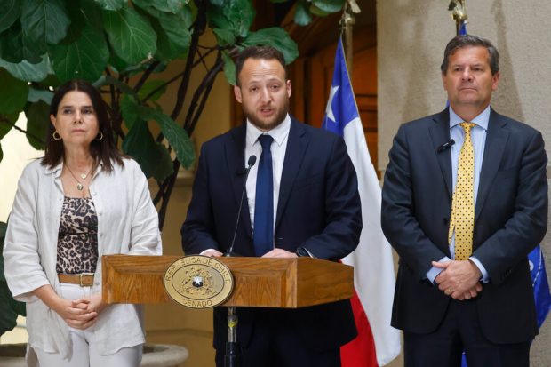 Punto de prensa del diputado Jorge Guzmán en el Congreso Nacional. Lo acompañan los diputados Ximena Ossandón (RN) y Gustavo Benavente (UDI)