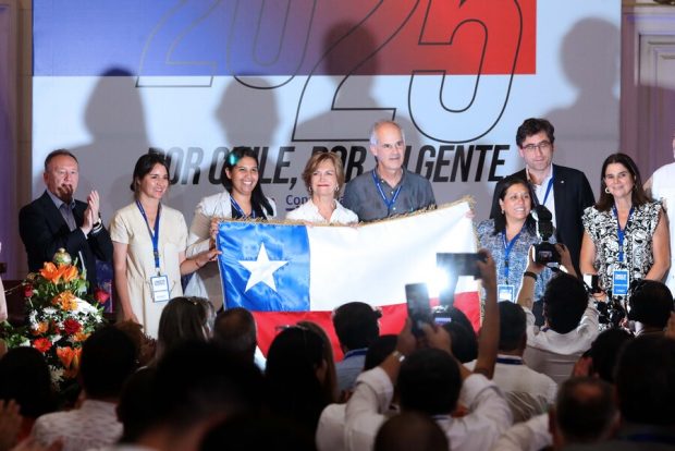 Renovación Nacional proclama a Evelyn Matthei como su candidata presidencial durante el Consejo General en la sede del Congreso Nacional en Santiago.