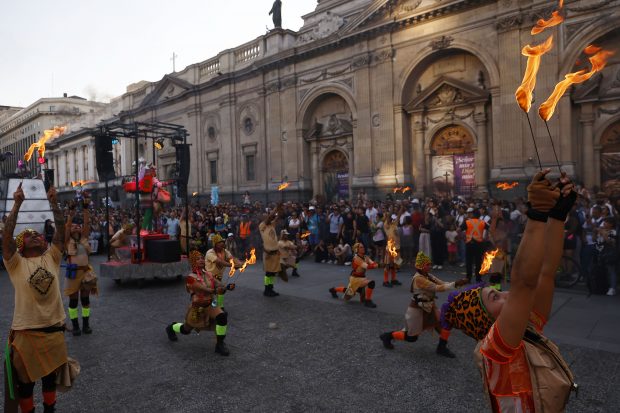 Santiago, 4 de enero de 2024 En el marco del Festival Teatro a Mil, la compania La Patogallina presenta un nuevo desfile con esculturas de tres animales andinos y comparsas ciudadanas. Dragomir Yankovic/Aton Chile