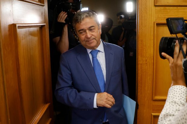 Senador Juan Antonio Coloma entrando a la Sala de la Comisión de Trabajo del Senado.