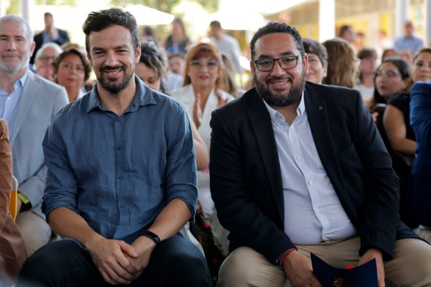 El ministro de Educación, Nicolás Cataldo, junto al alcalde de Maipú, Tomás Vodanovic, en la ceremonia de traspaso de 200 mil estudiantes y más de 900 establecimientos educacionales a nueve Servicios Locales de Educación Pública (SLEP).