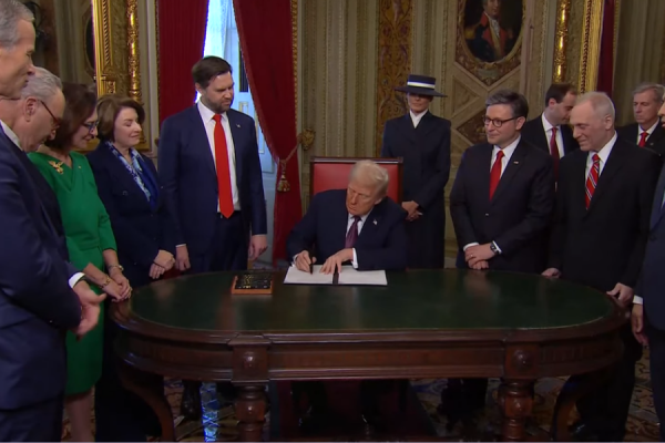 Donald Trump firmando acuerdo presidencial, tras su discurso. 20/01/24