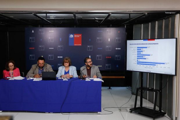 La directora del DEMRE, Leonor Varas; ,inistro de Educación, Nicolás Cataldo; Rectora de la Universidad de Chile, Rosa Devés, y el subsecretario de Educación Superior, Victor Orellana, sentadas uno al lado de otro en una mesa.