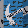 "Cartel promocional de la obra teatral 'Martillo', con fondo azul y un patrón de siluetas de perros en color negro. En el centro, destaca la figura de un martillo blanco con el título 'MARTILLO' escrito en letras negras grandes. El subtítulo dice: 'Tragedia sobre la persecución y condena al marido que hizo el amor en la calle.' En la parte inferior, se indican las fechas y lugar de presentación: 27 y 28 de diciembre, 3, 10 y 11 de enero, a las 19:30 hrs, en la Sala Agustín Siré, ubicada en Morandé 750. Aparecen los créditos del elenco y equipo creativo en letra más pequeña al lado derecho. Un detalle naranja brillante simula un impacto en la parte inferior del martillo."