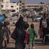 © PMA Desplazados palestinos en Gaza caminando en medio de la destrucción en Rafah, al sur de la Franja.