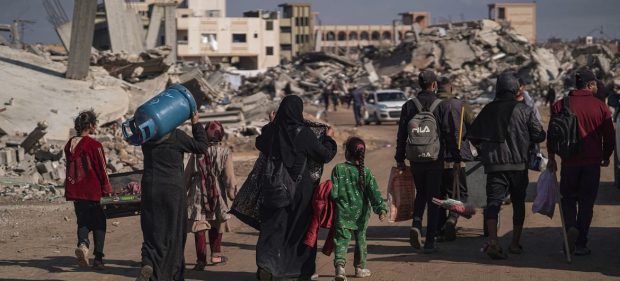 © PMA Desplazados palestinos en Gaza caminando en medio de la destrucción en Rafah, al sur de la Franja.