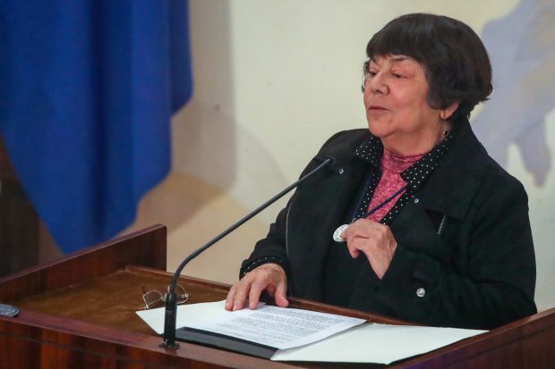 Santiago, 11 de septiembre 2024 En el marco de la Ceremonia Dia de los Derechos Humanos y la Memoria en la Universidad de Chile, se entrega de la Distincion Derechos Humanos y Democracia. Ademas, se entrega la sexta distincion universitaria de titulo postumo y simbolico de grado académico para exestudiantes de la Universidad de Chile detenidos y ejecutados politicos. Jonnathan Oyarzun/Aton Chile