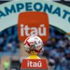 Balón oficial del Campeonato Nacional chileno sobre un pedestal con el logo de Itaú, con un arco decorativo de fondo.