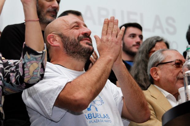 Miguel Santucho en la conferencia de prensa que dio a conocer el encuentro del nieto 133