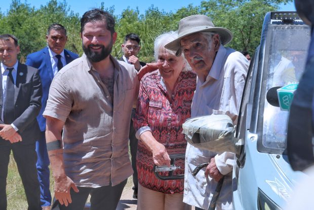 El Presidente de la Republica, Gabriel Boric Font, se reune con el exPresidente de la Republica del Uruguay, Jose Mujica en su domicilio ubicado en la localidad Rincon del Cerro.