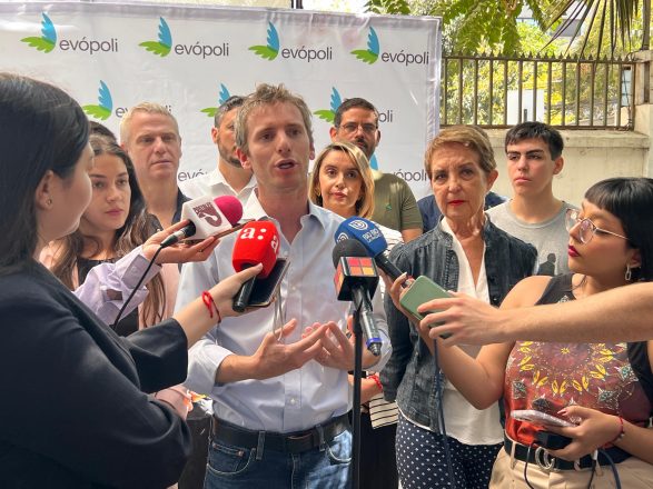 Juan Manuel Santa Cruz, presidente recientemente electo por Evópoli en un punto de prensa.