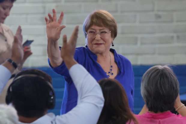 La expresidenta Michelle Bachelet saluda a la multitud.