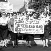 El 22 de octubre de 1977 doce mujeres fundan Abuelas de Plaza de Mayo. Buscan a sus nietos apropiados por la dictadura. Secuestrados junto a sus padres o nacidos durante el cautiverio de sus madres. Las Abuelas Chela Fontana, Raquel Radío de Marizcurrena, Clara Jurado y Eva Castillo Barrios marchan junto a las Madres de Plaza de Mayo.