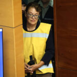 Exministra de la Corte Suprema, Ángela Vivanco, usando el chaleco amarillo de los imputados.