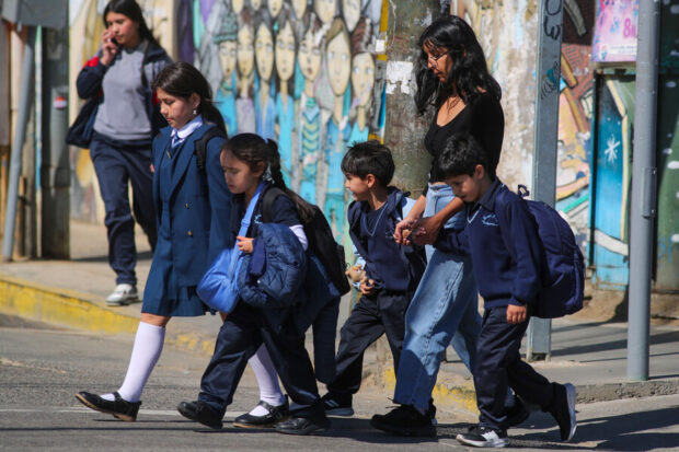 Apoderados retirando a sus hijos y escolares en colegios.