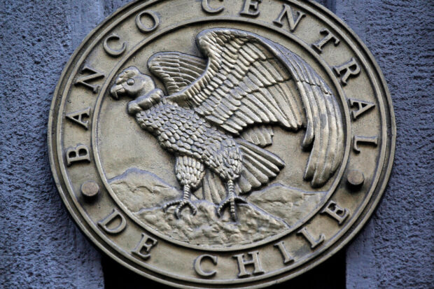 Escudo dorado del Banco Central. 