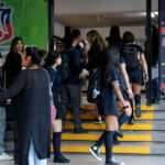 Estudiantes de media ingresando al colegio.
