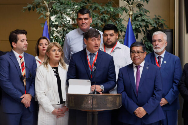 Punto de prensa en el Congreso de Franco Parisis. Detrás de él 9 diputados del Partido de la Gente.