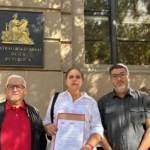 Un grupo de dirigentes de la CUT posa con la carta entregada en Contraloría.