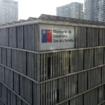 Fachada de un edificio con la placa oficial del Ministerio del Desarrollo Social y Familia.