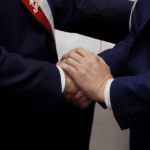 Dos manos estrechadas.