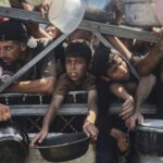 Crisis humanitaria y pena de muerte: académicos y Amnistía Internacional advierten deterioro progresivo en Palestina Niños gazatíes hacen fila para obtener comida en Franja de Gaza.
