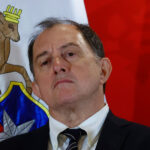 El ministro Iván Poduje en la firma del proyecto de Reconstrucción Nacional.